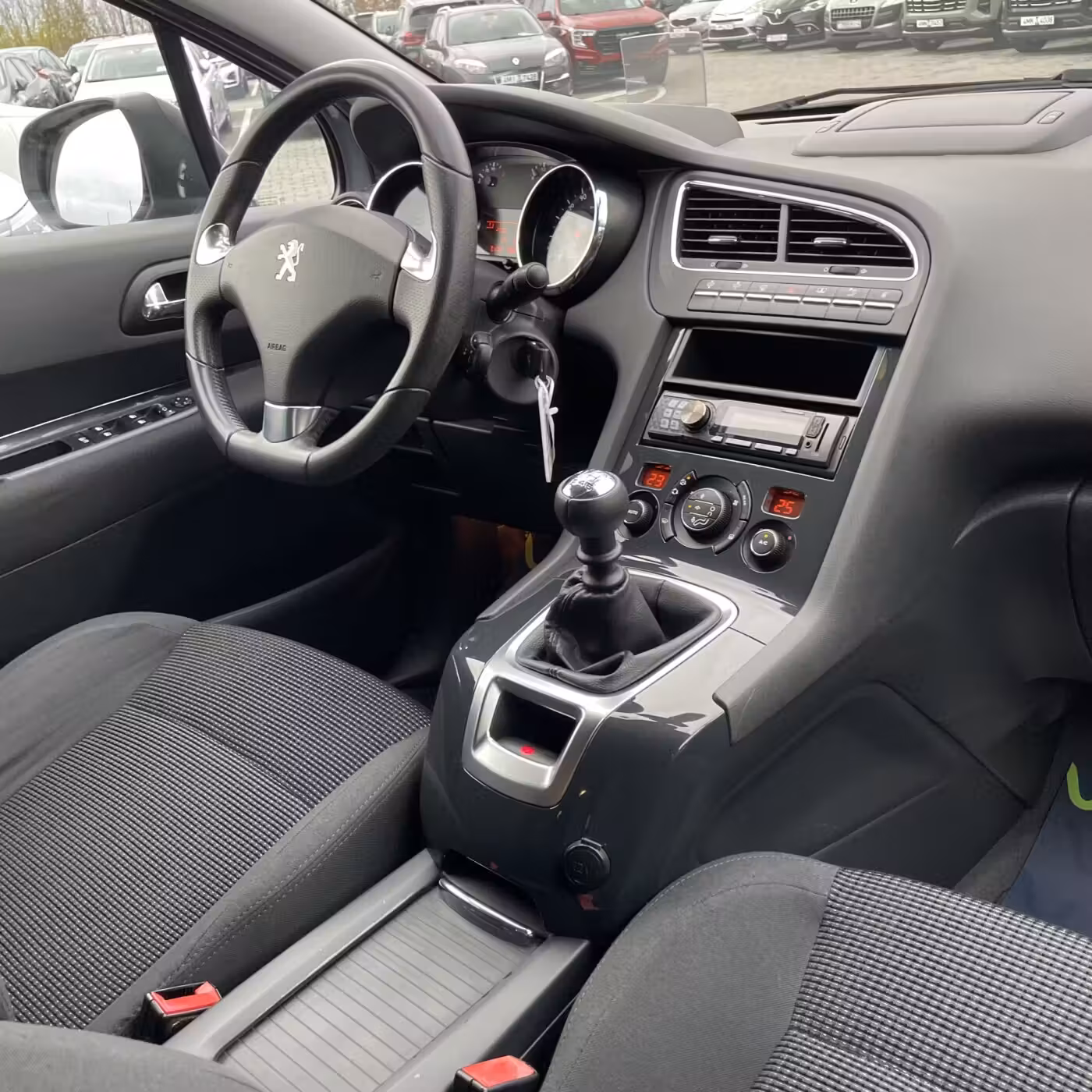 Peugeot 5008 фото 25