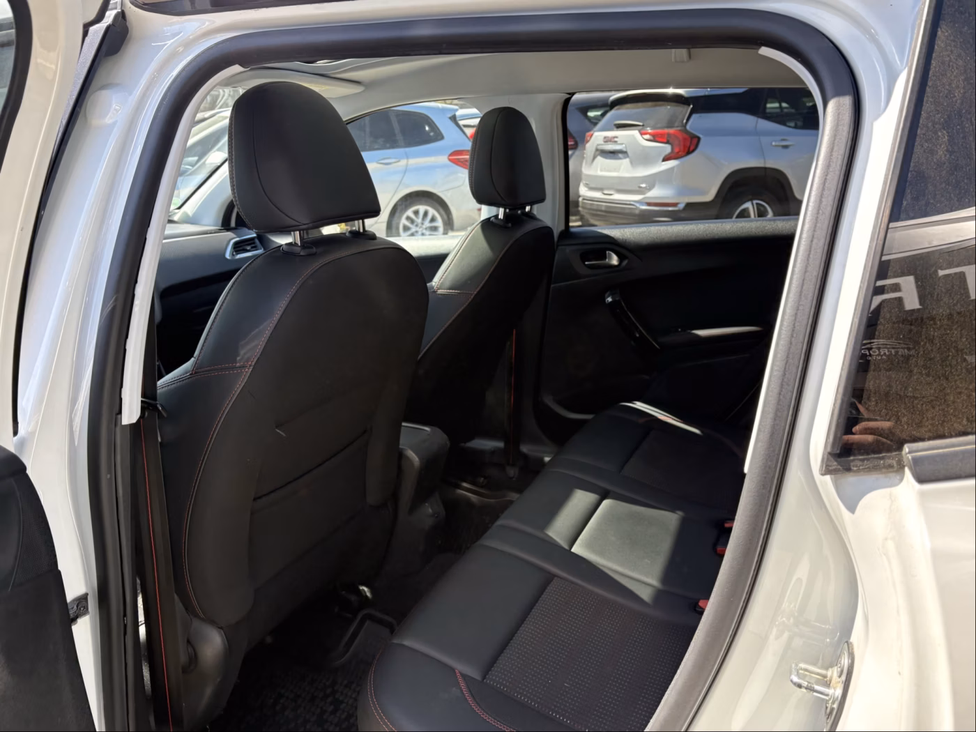 Peugeot 2008 фото 9