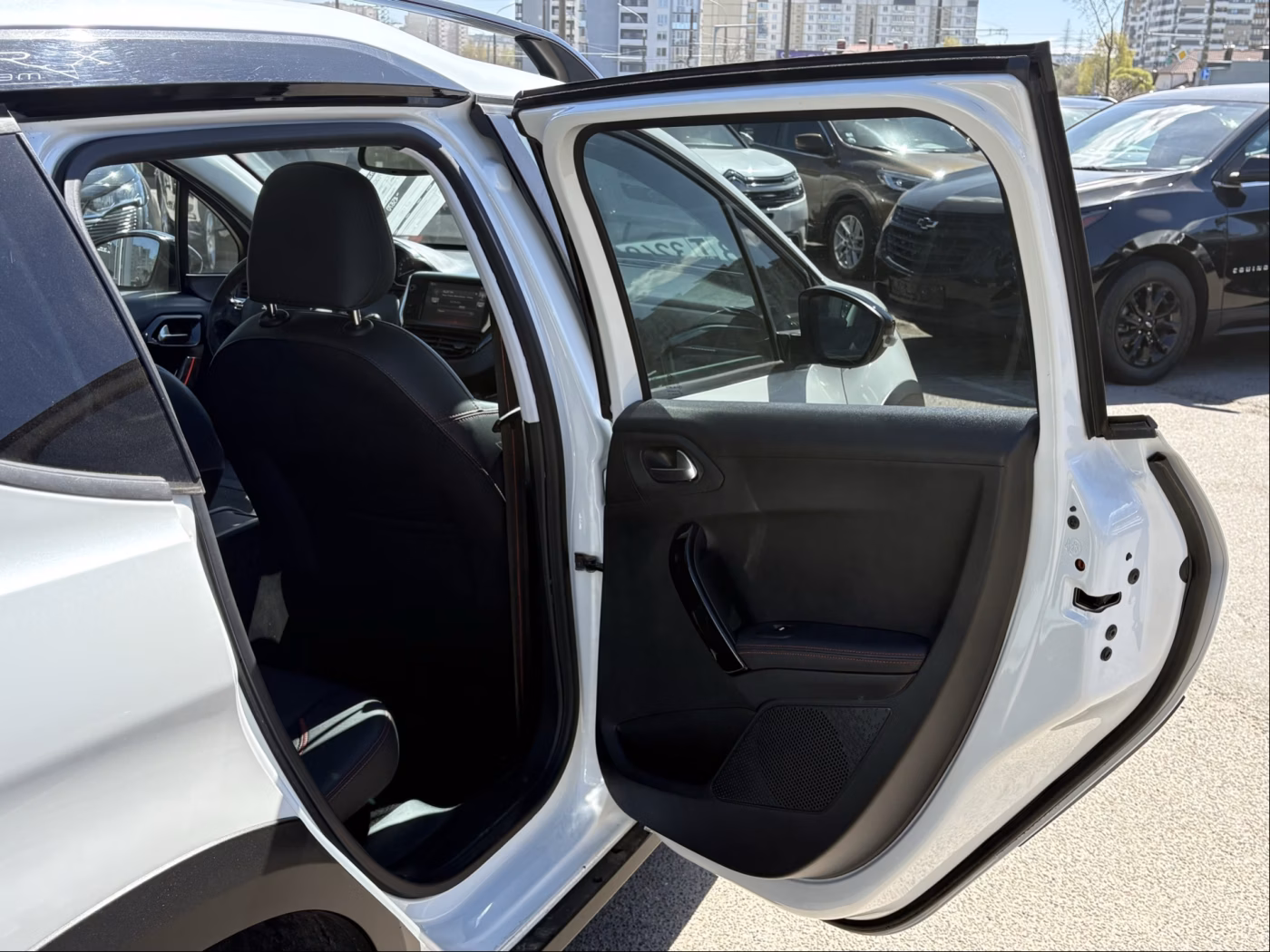 Peugeot 2008 фото 12