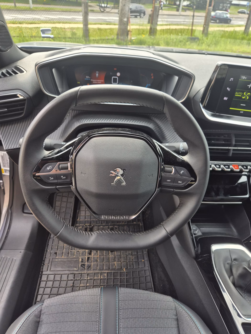 Peugeot 2008 фото 8
