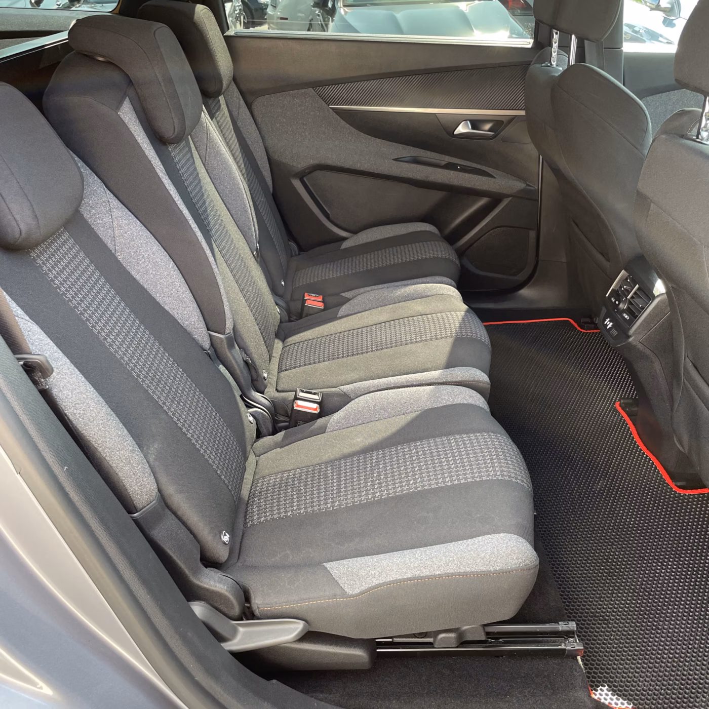 Peugeot 5008 фото 22