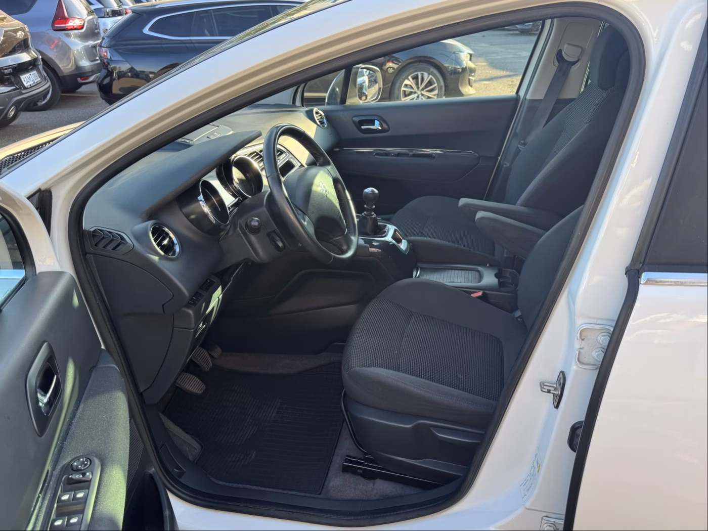 Peugeot 5008 фото 11
