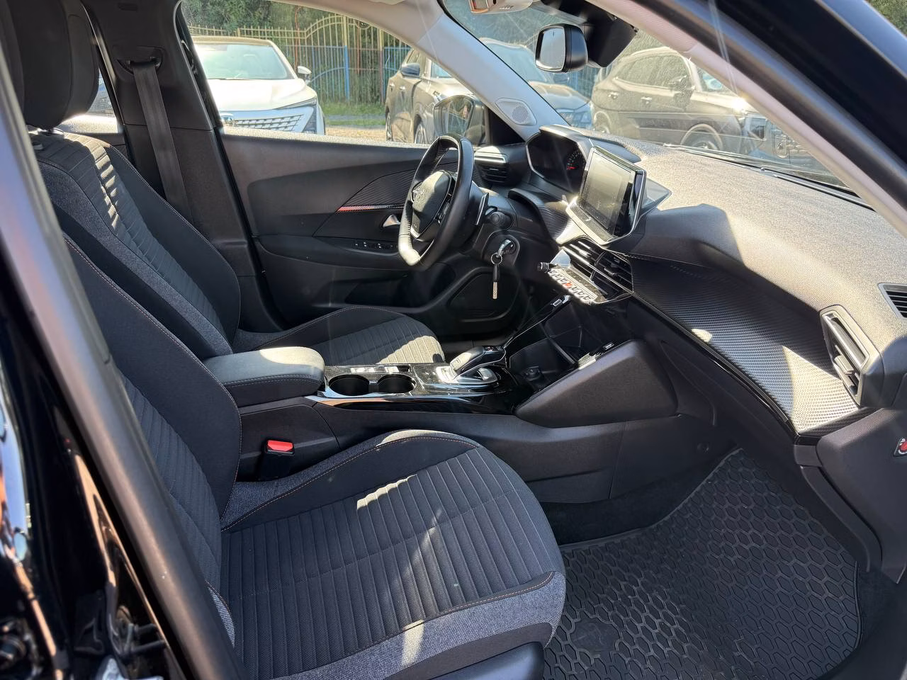 Peugeot 2008 фото 8