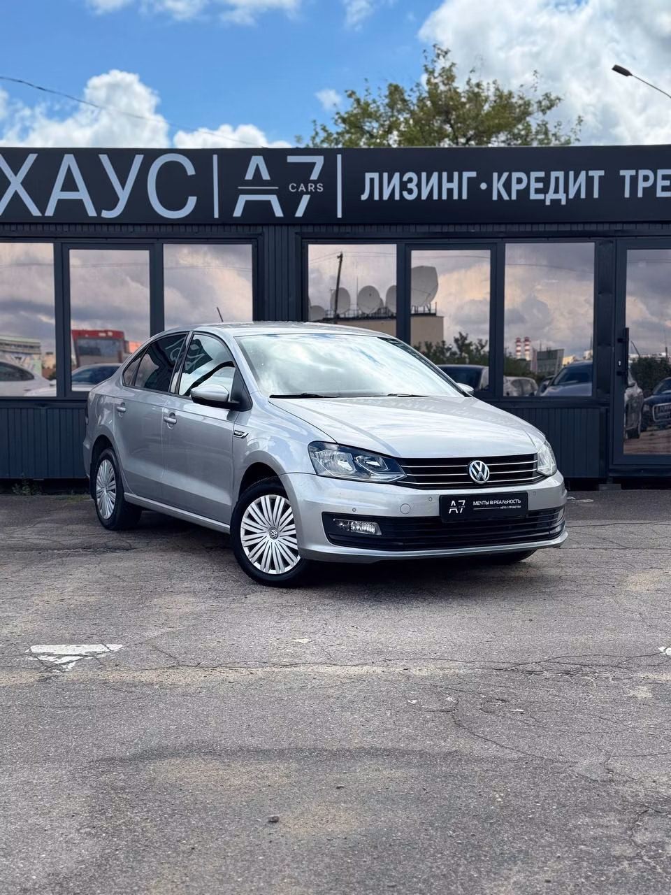 Volkswagen Polo Sedan фото 2