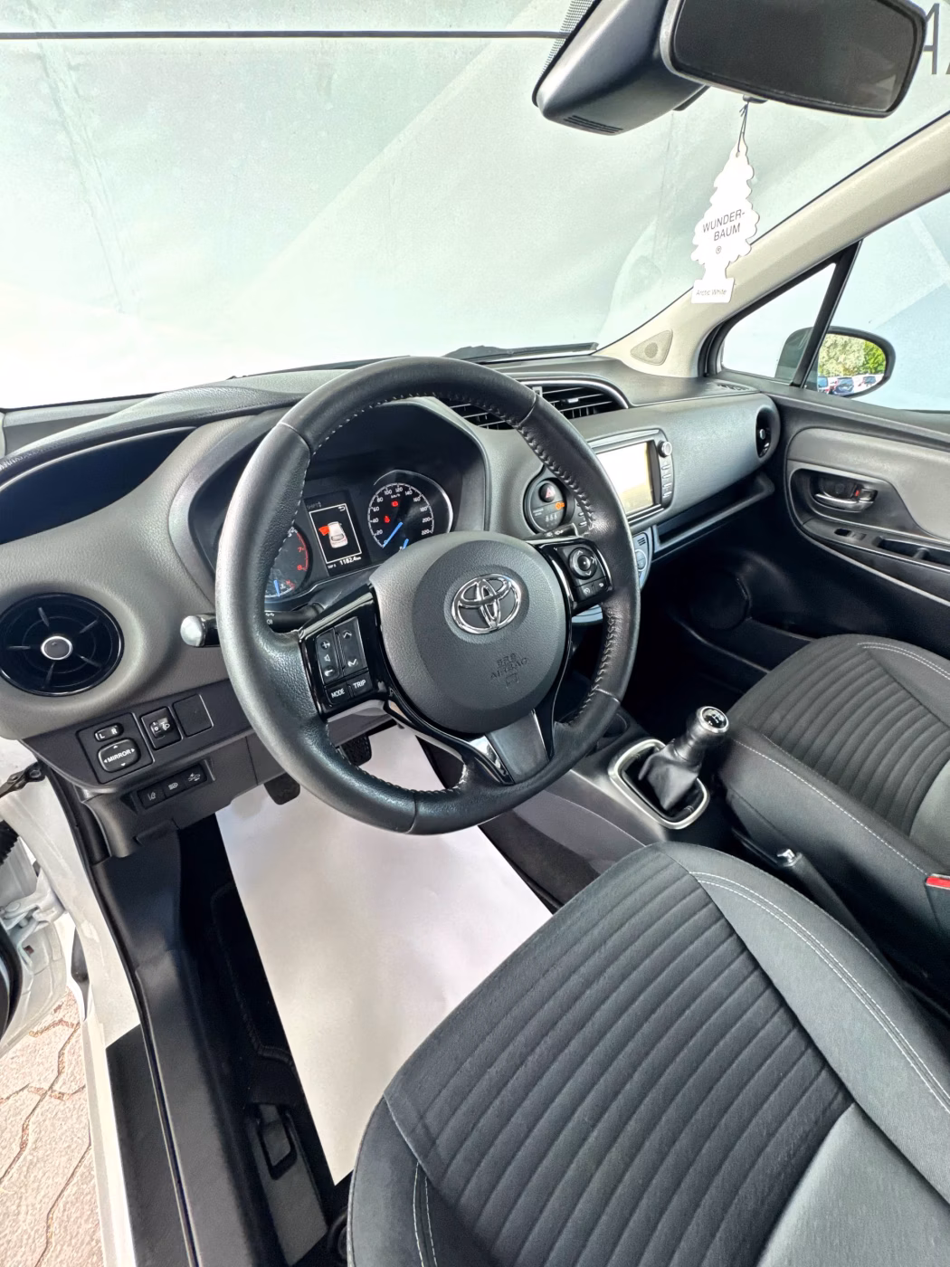 Toyota Yaris фото 10