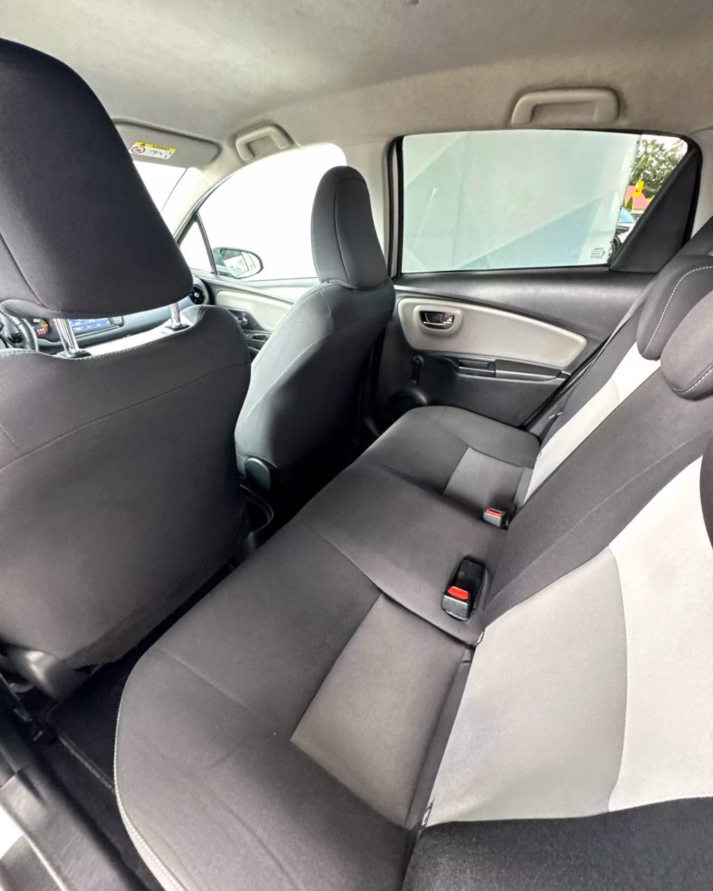 Toyota Yaris фото 13