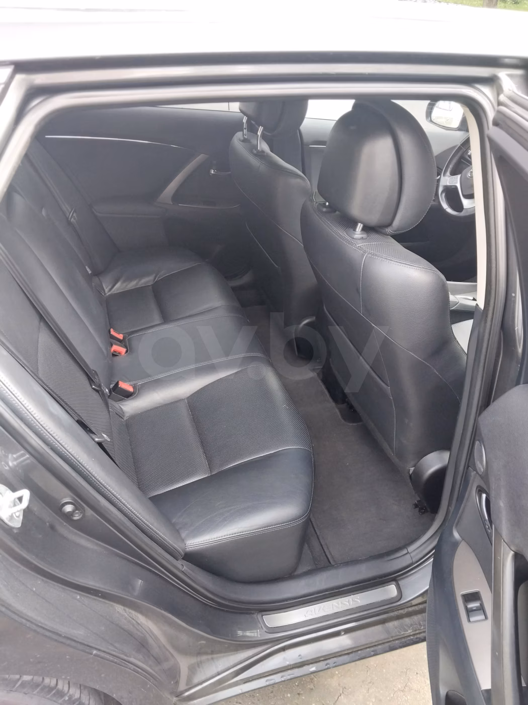 Toyota Avensis фото 10