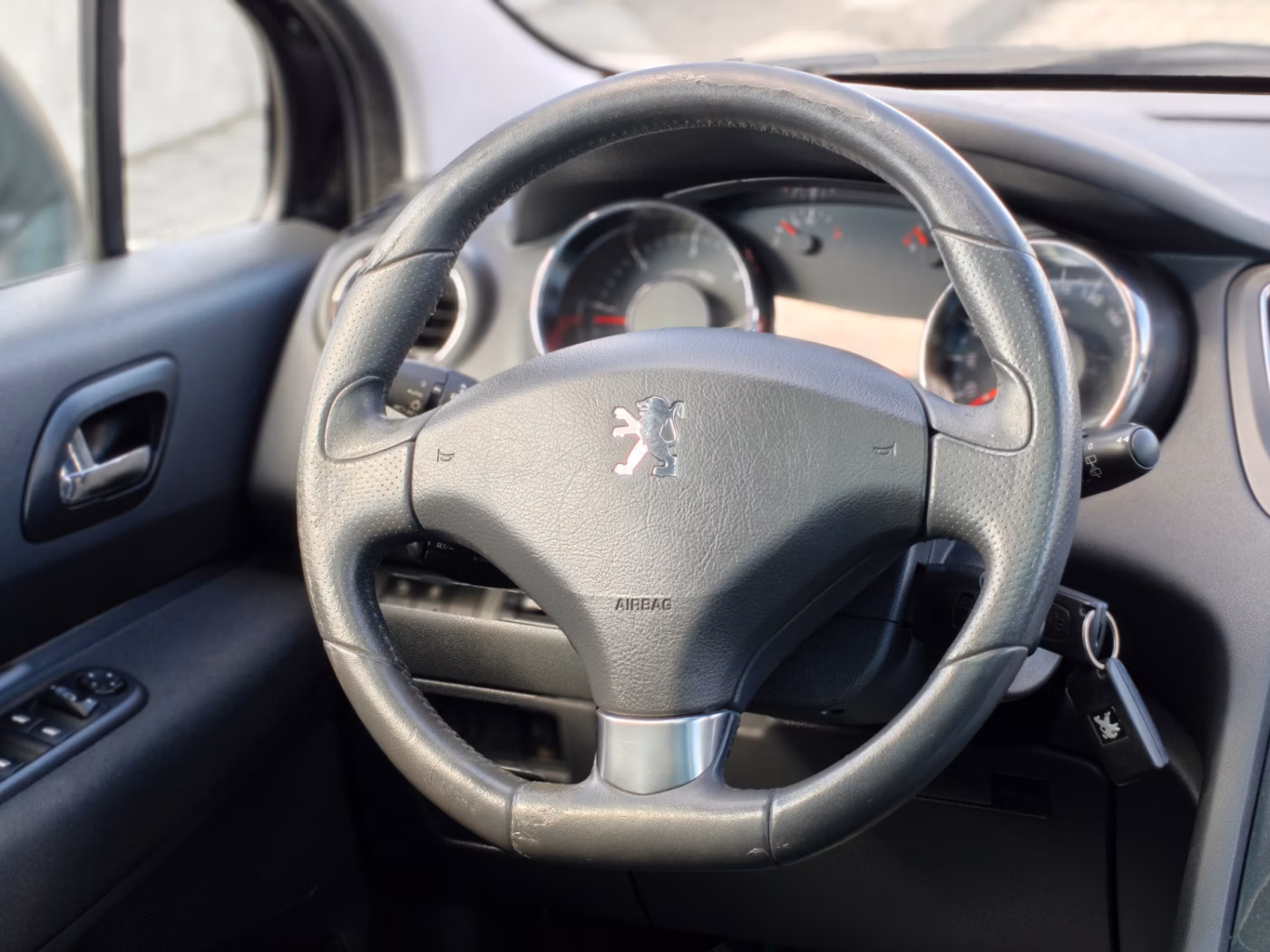 Peugeot 5008 фото 9