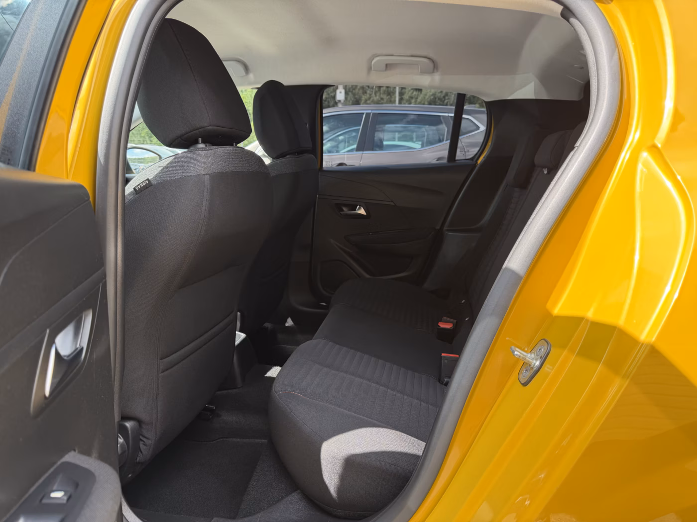Peugeot 208 фото 10