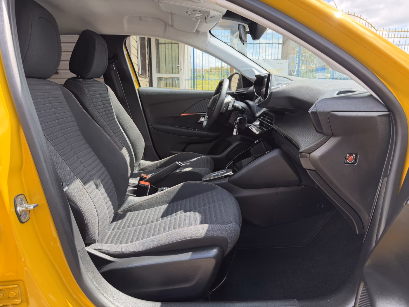 Peugeot 208 фото 13