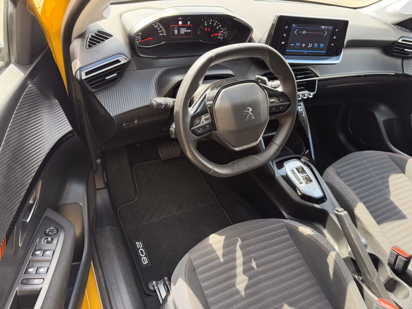 Peugeot 208 фото 9