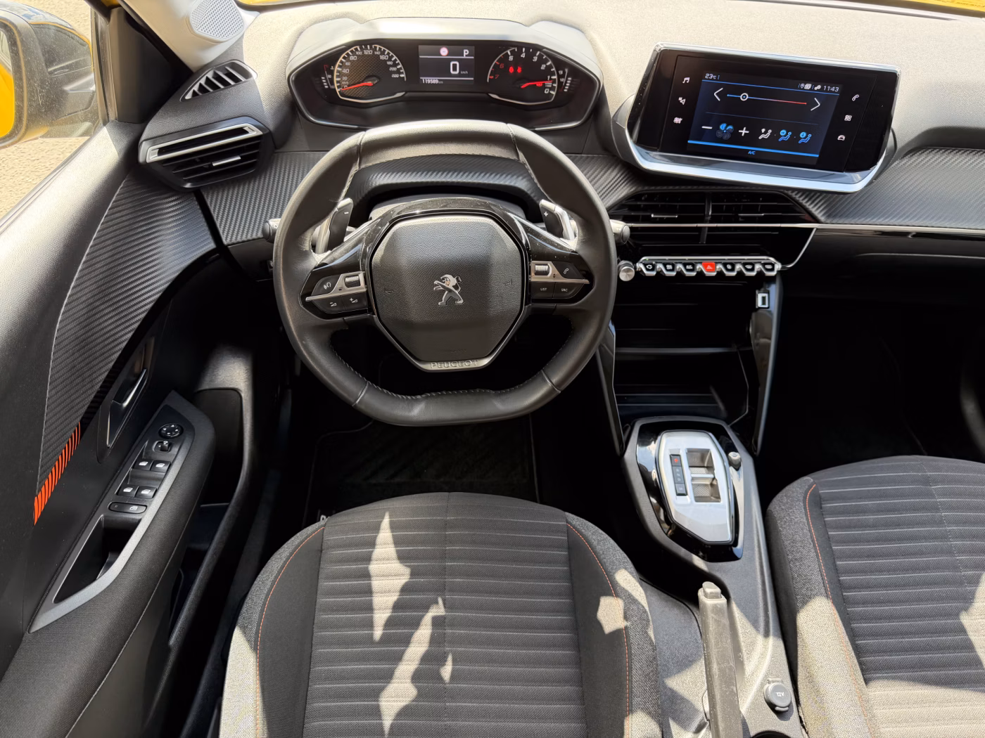 Peugeot 208 фото 11