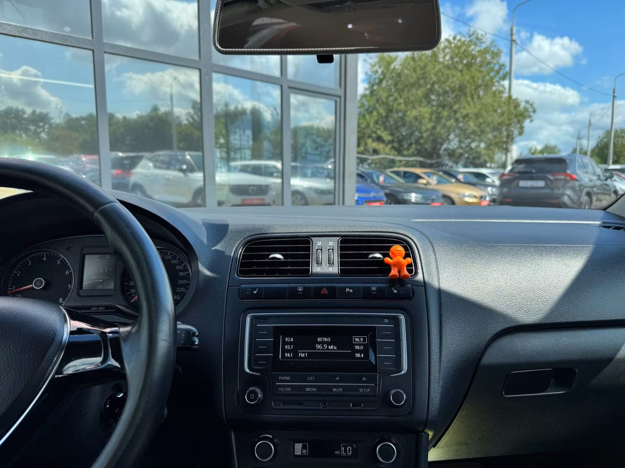 Volkswagen Polo Sedan фото 12