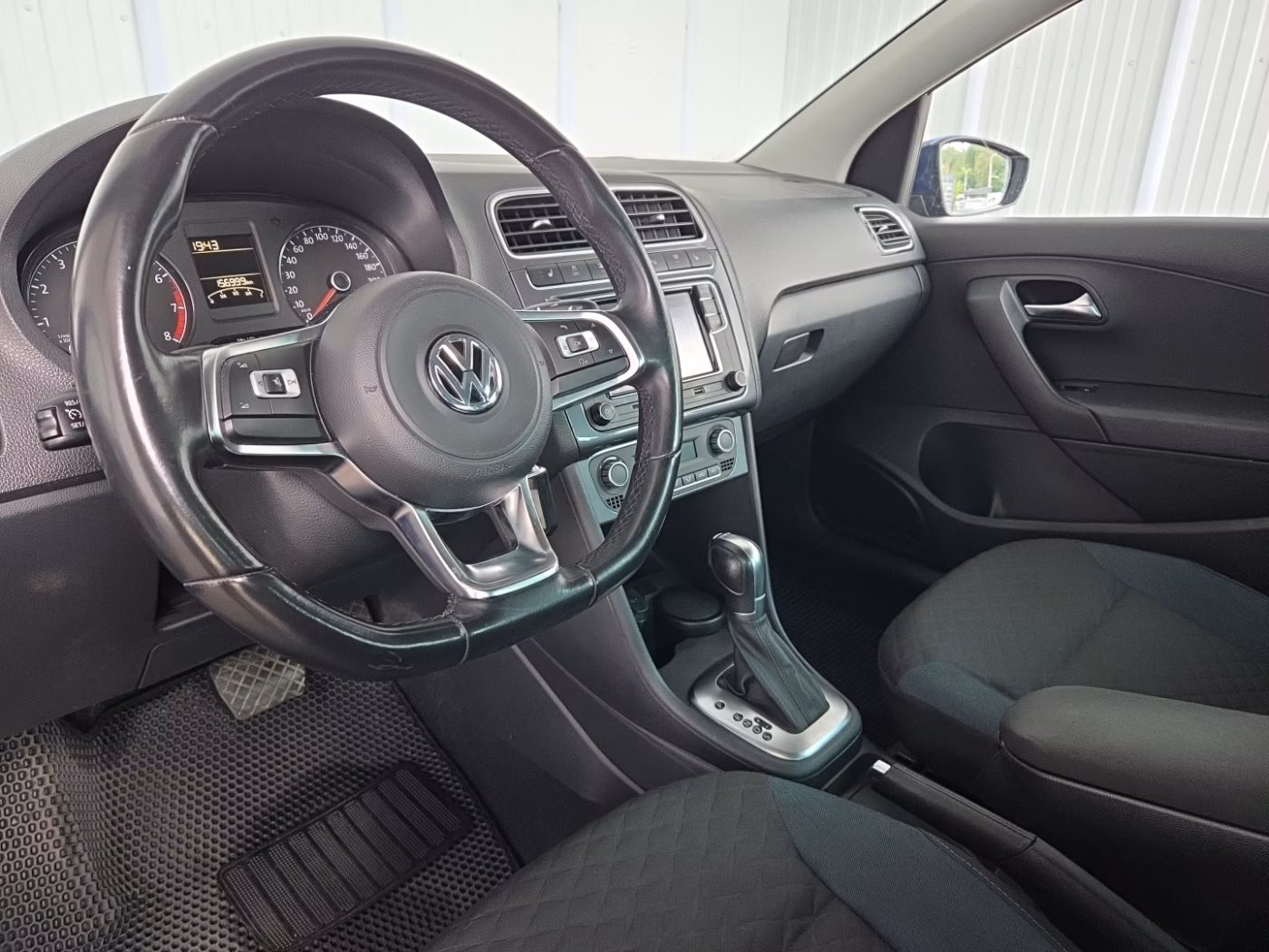 Volkswagen Polo Sedan фото 12