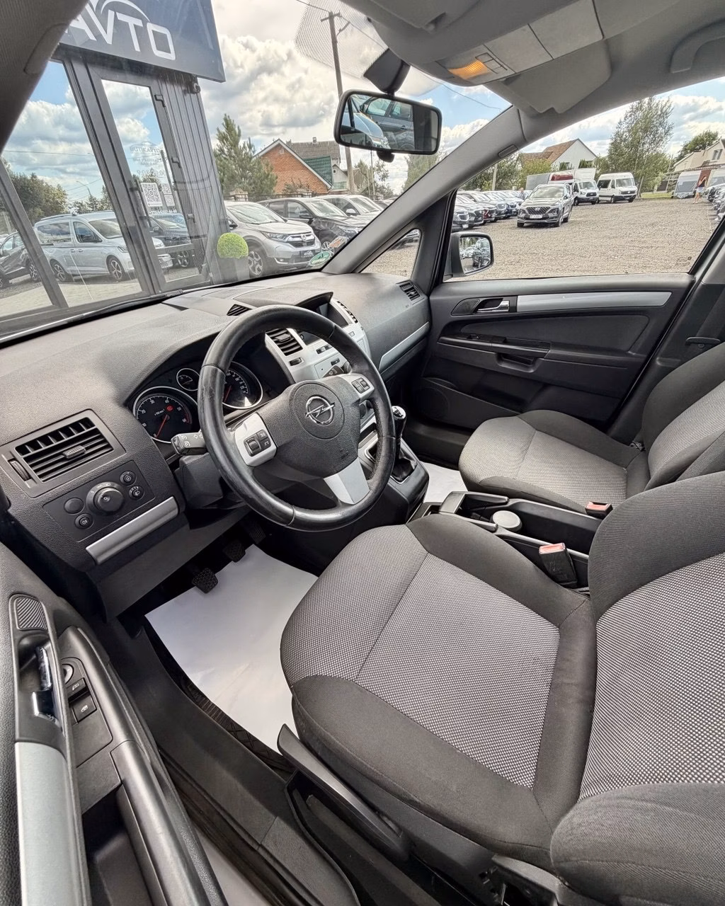 Opel Zafira фото 8