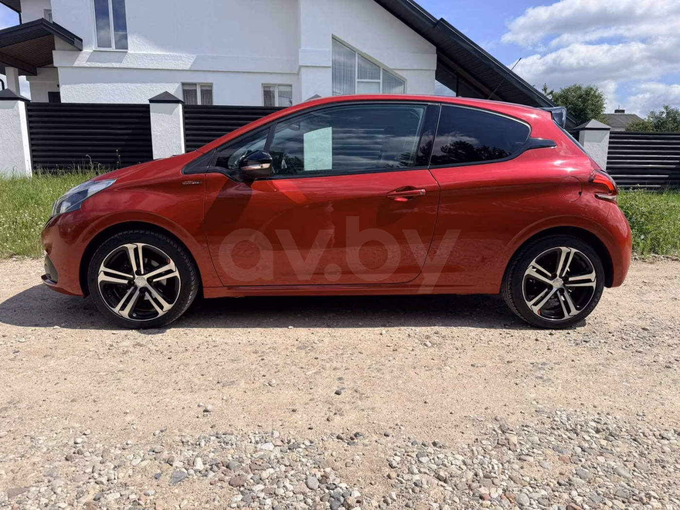 Peugeot 208 фото 5