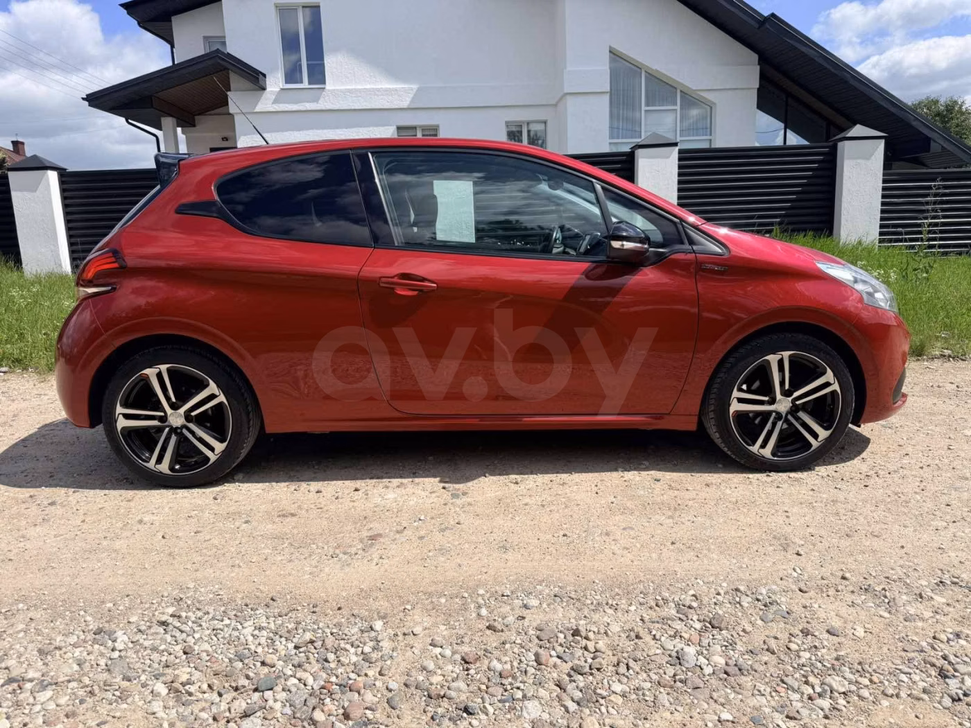 Peugeot 208 фото 6