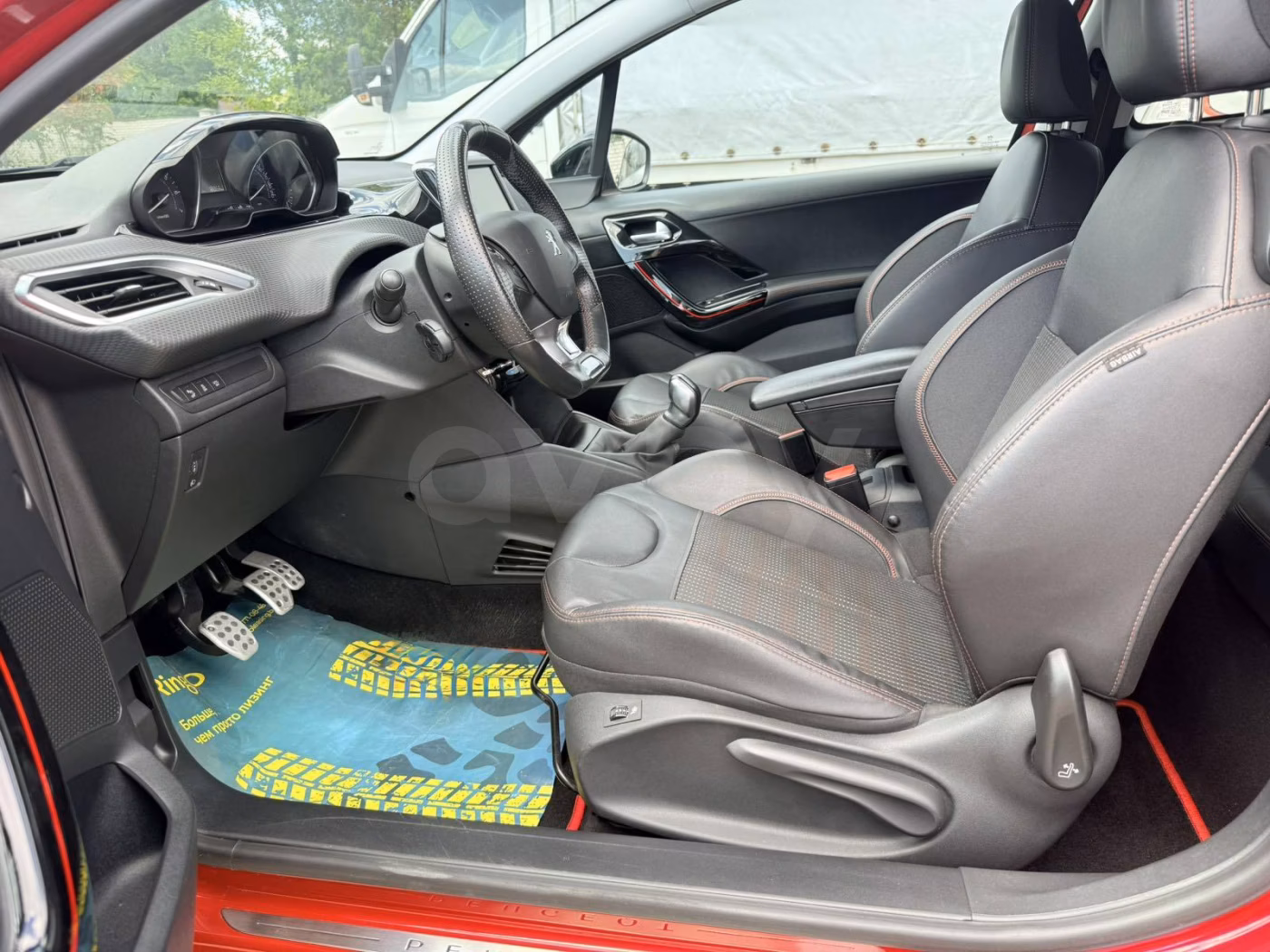 Peugeot 208 фото 8