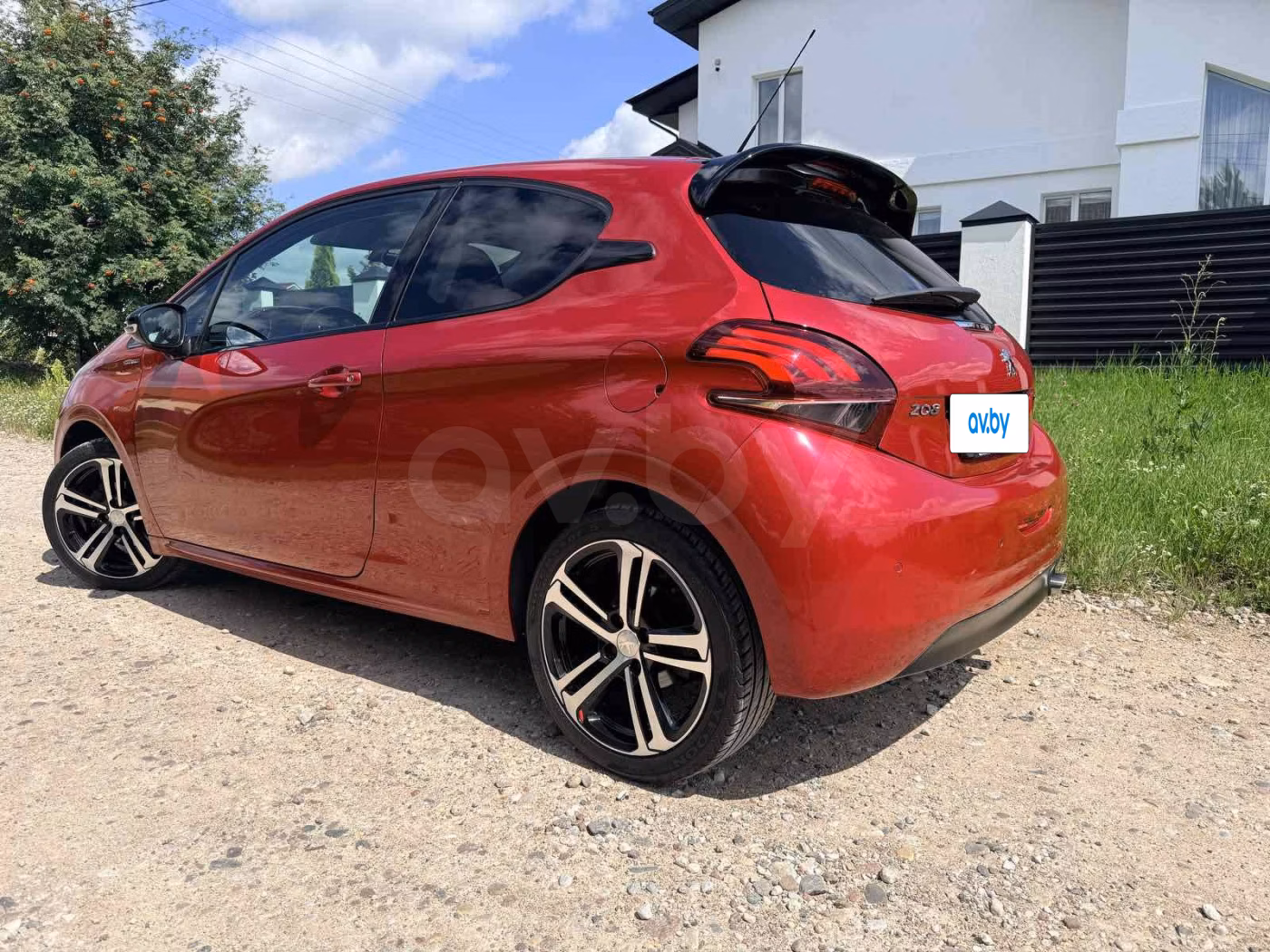 Peugeot 208 фото 2